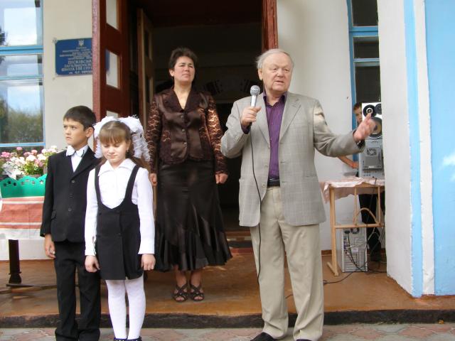 Літературне паломництво у Піски ( порозі Тичинівської школи гостей вітають її директор В.Хоменко та Герой україни Борис Олійни.JPG)